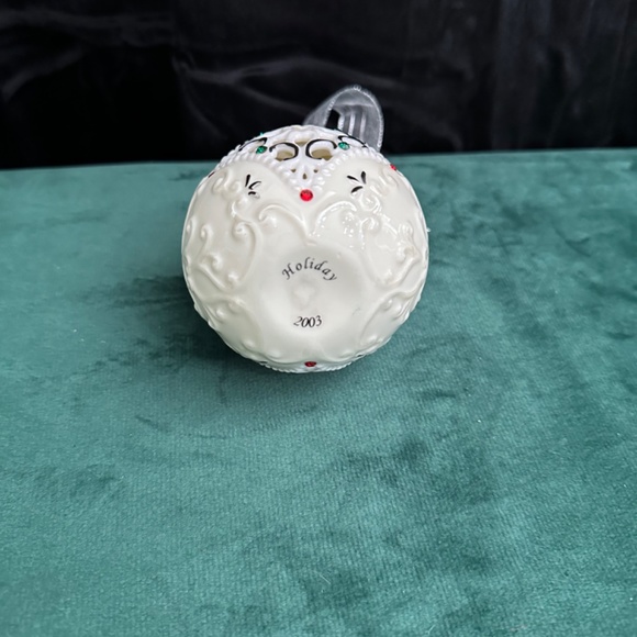 Holiday, 2003 Ceramic Christmas ball with bow - Picture 5 of 5